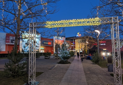Weihnachtsdeko vor dem Zugang zum A10-Center