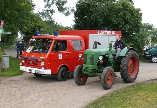 Traktor überholt Feuerwehr