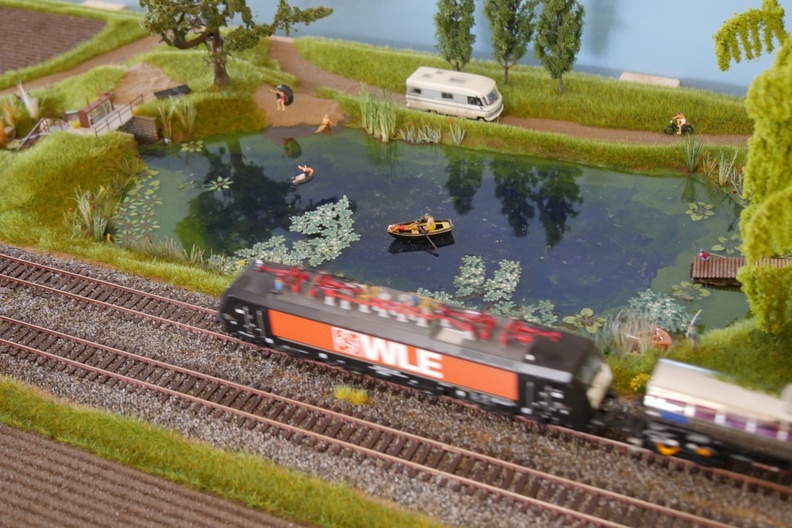 Modellbahn fährt am Teich vorbei.jpg