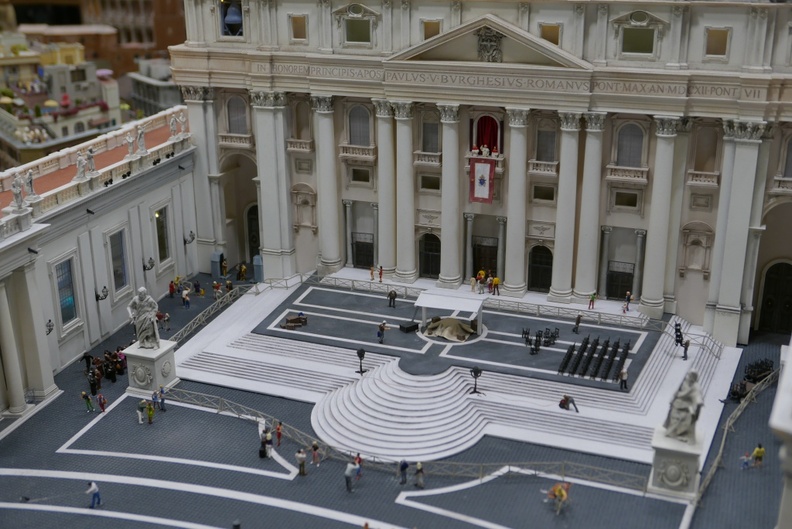 Blick über die Piazza Retta auf die Fassade des Petersdomes.jpg